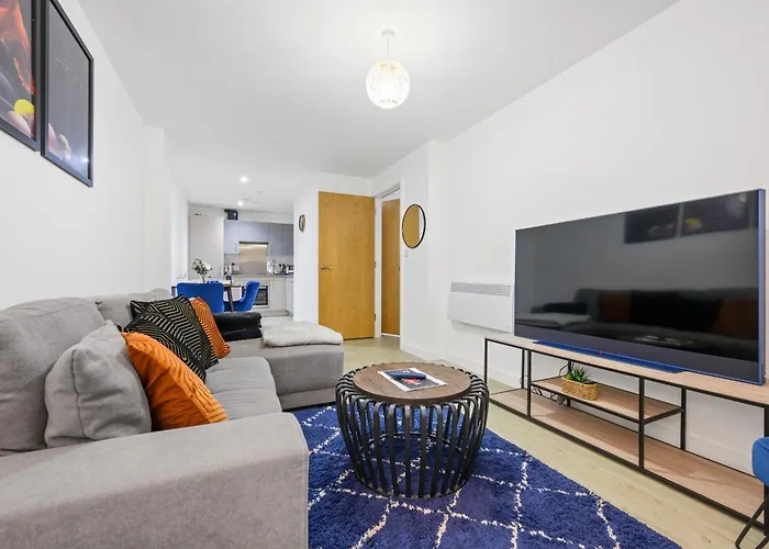 Stylish & Spacious Salford Quays One Bedroom High Floor Apartment With Balcony