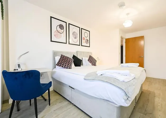 Stylish & Spacious Salford Quays One Bedroom High Floor Apartment With Balcony