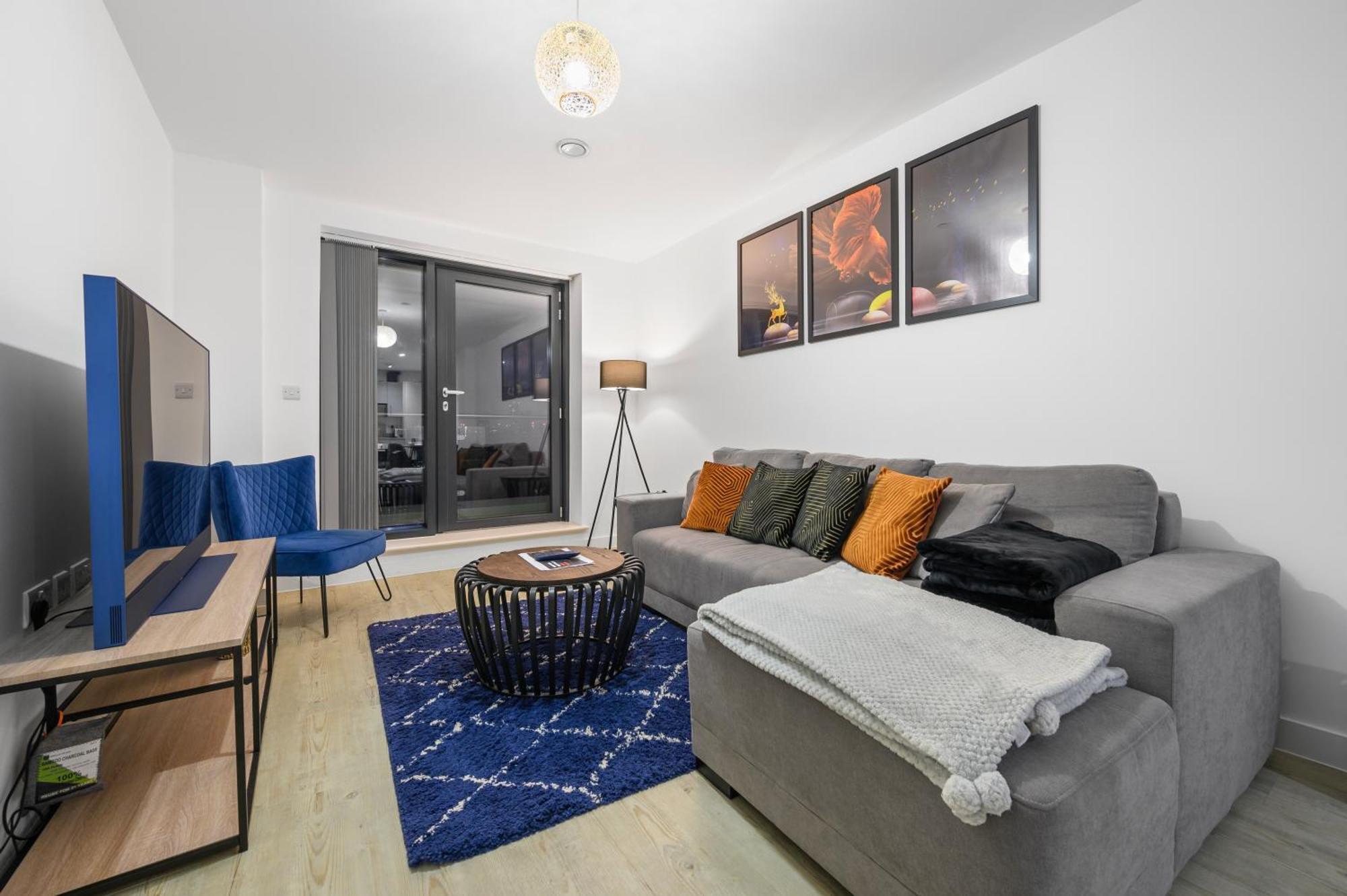 Stylish & Spacious Salford Quays One Bedroom High Floor With Balcony Apartment Manchester