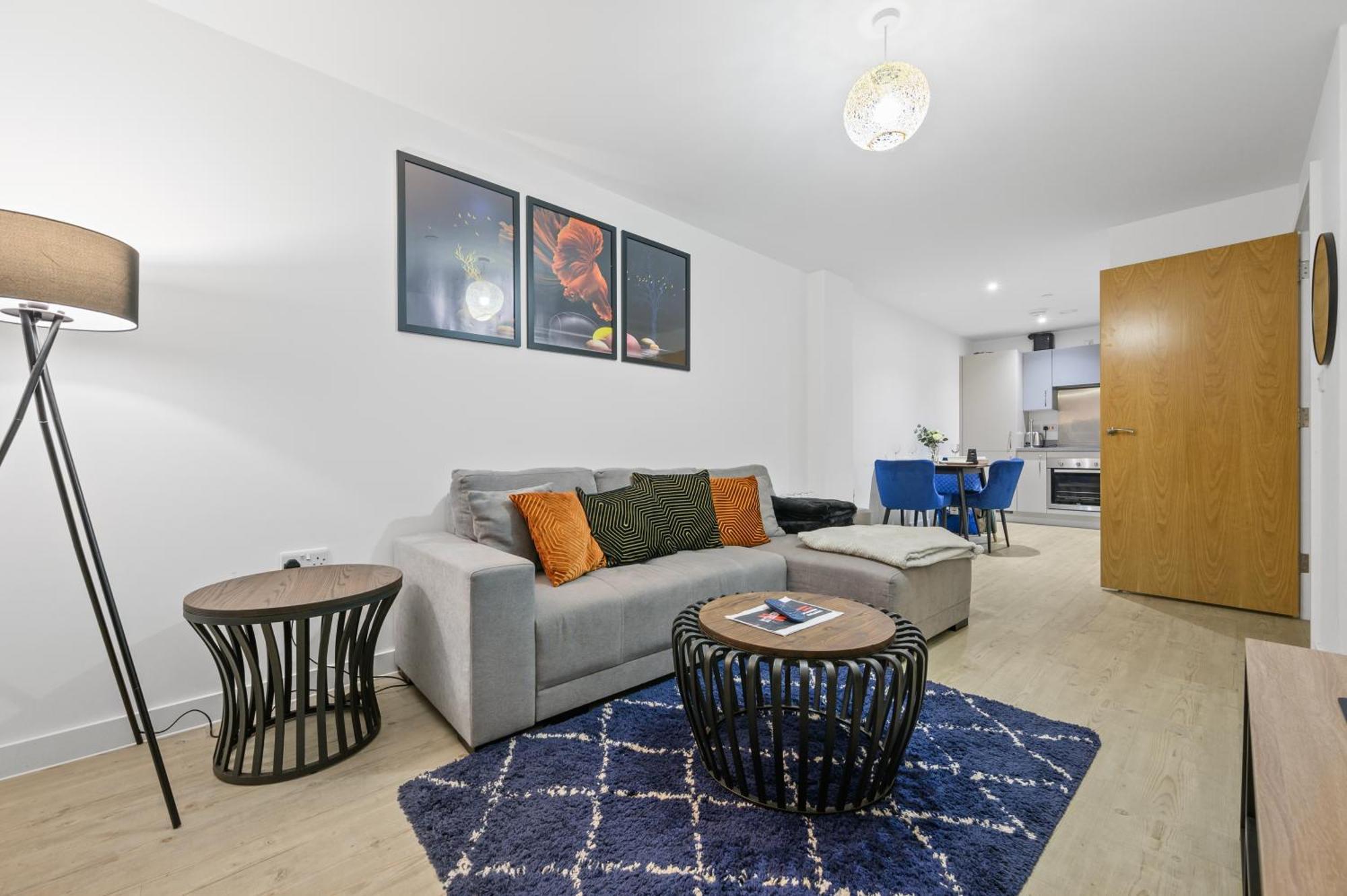 Stylish & Spacious Salford Quays One Bedroom High Floor With Balcony Apartment