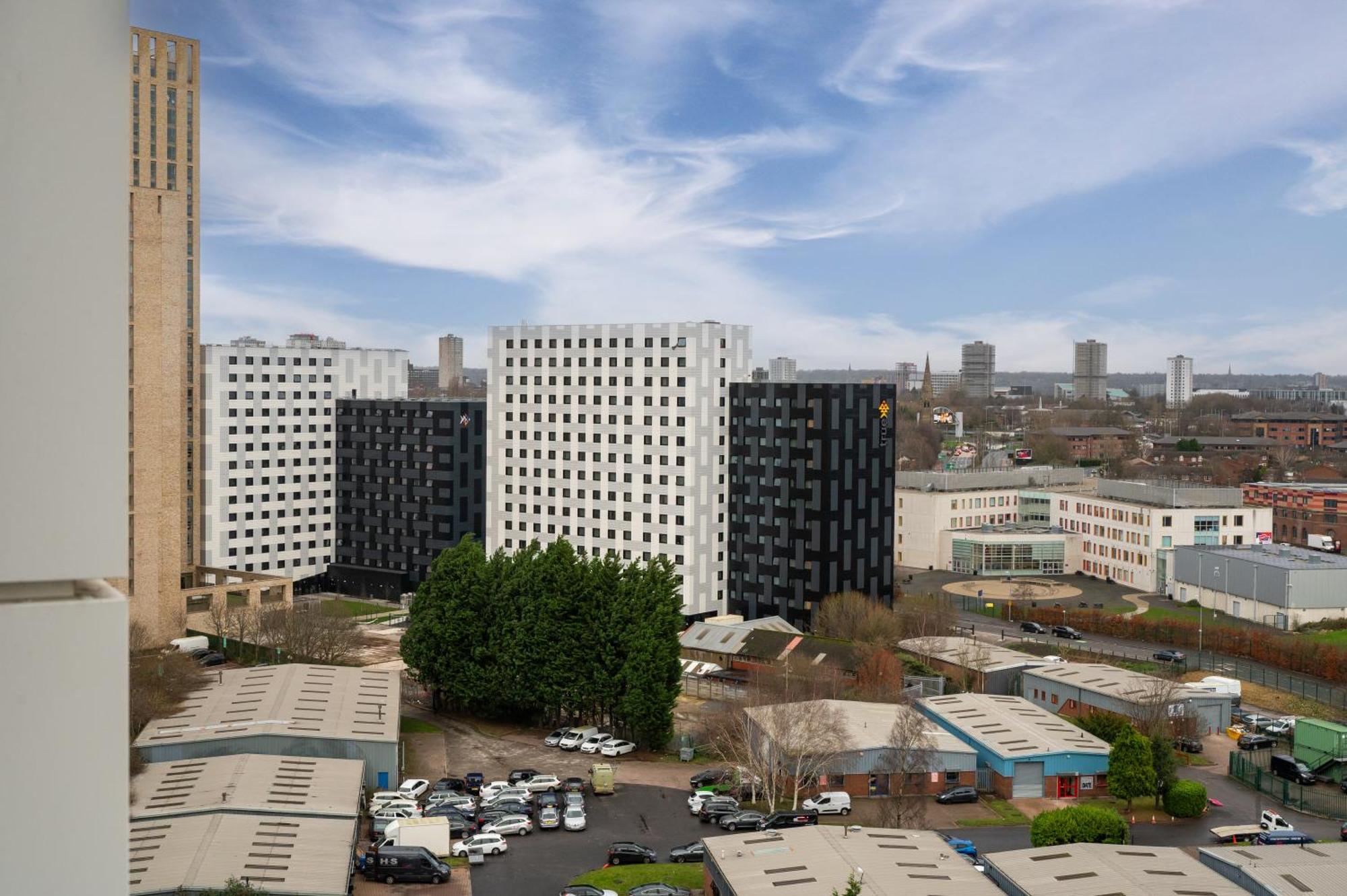 Stylish & Spacious Salford Quays One Bedroom High Floor With Balcony Manchester