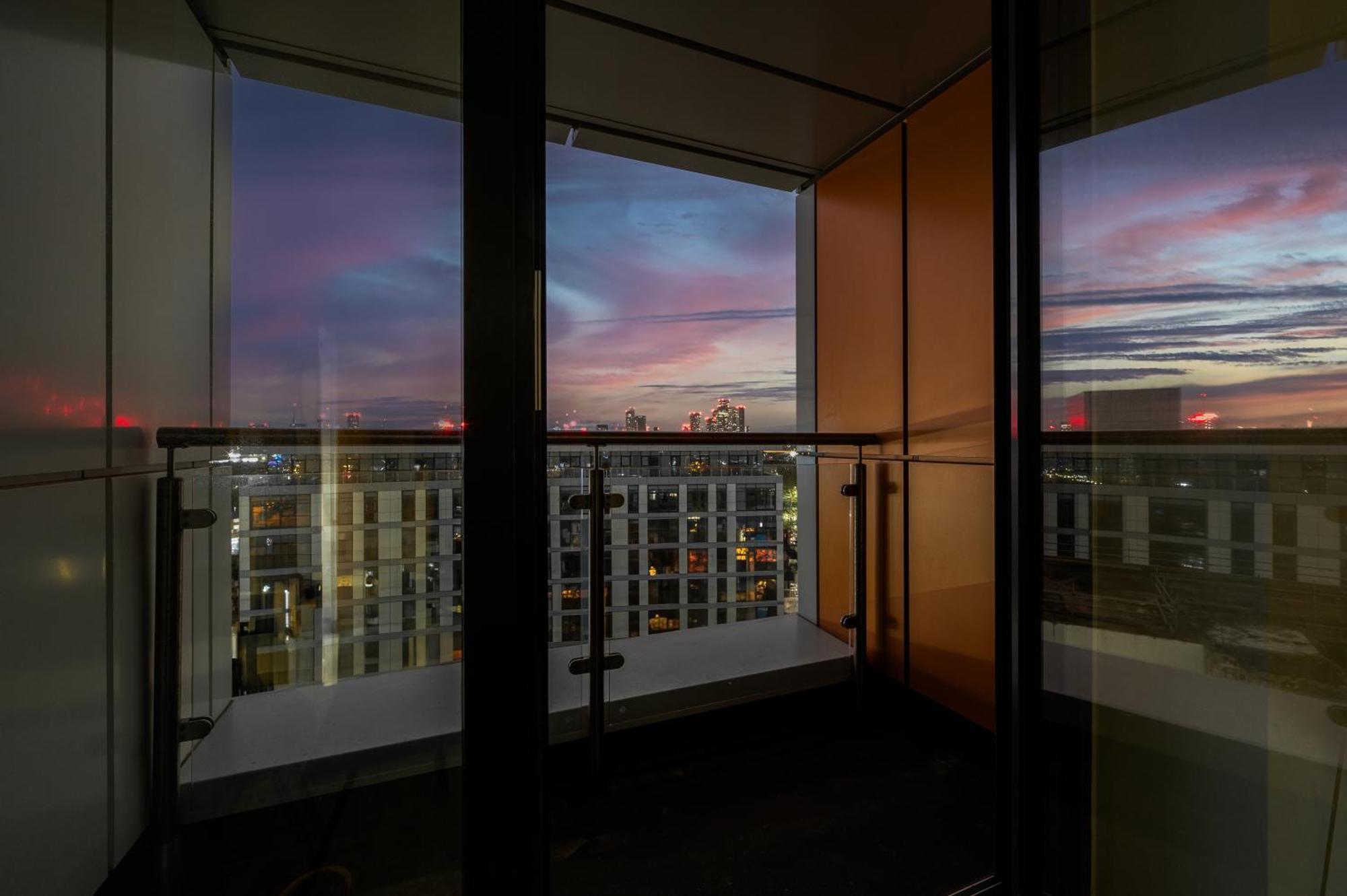 Apartment Stylish & Spacious Salford Quays One Bedroom High Floor With Balcony *