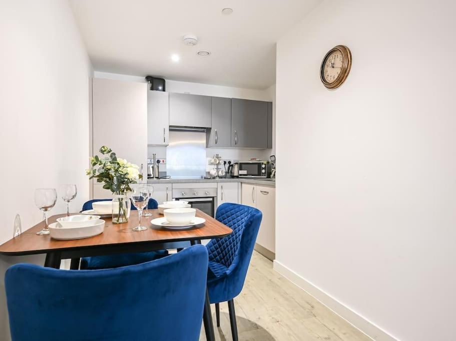 Stylish & Spacious Salford Quays One Bedroom High Floor With Balcony Apartment *