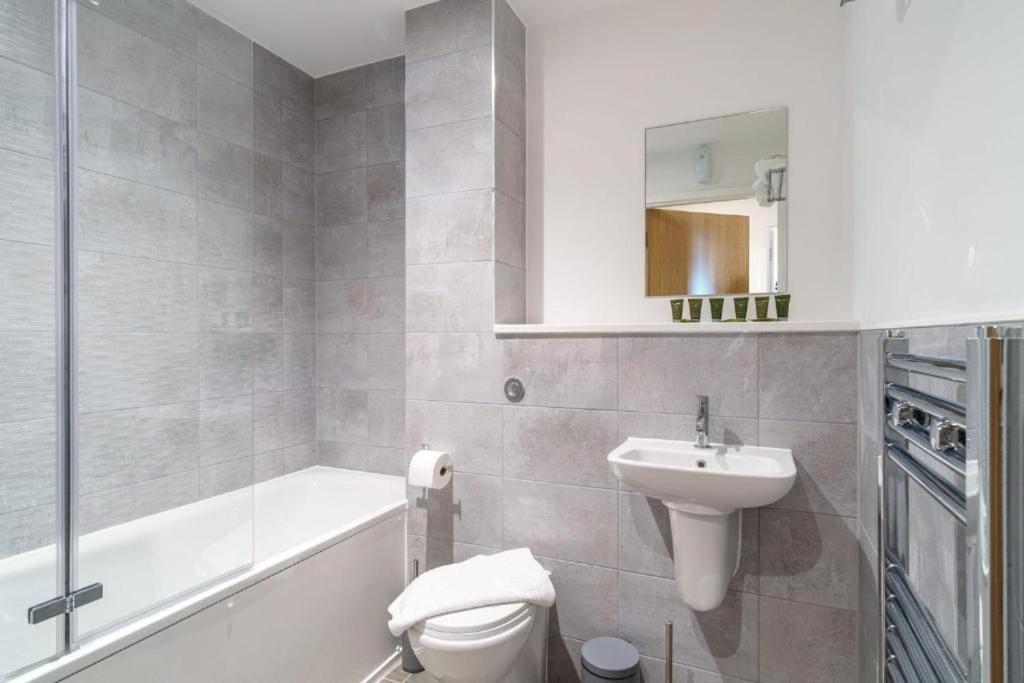 Apartment Stylish & Spacious Salford Quays One Bedroom High Floor With Balcony Manchester
