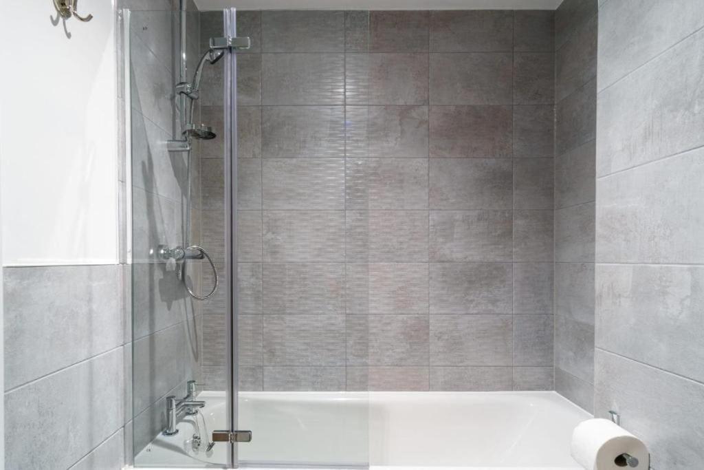 Apartment Stylish & Spacious Salford Quays One Bedroom High Floor With Balcony