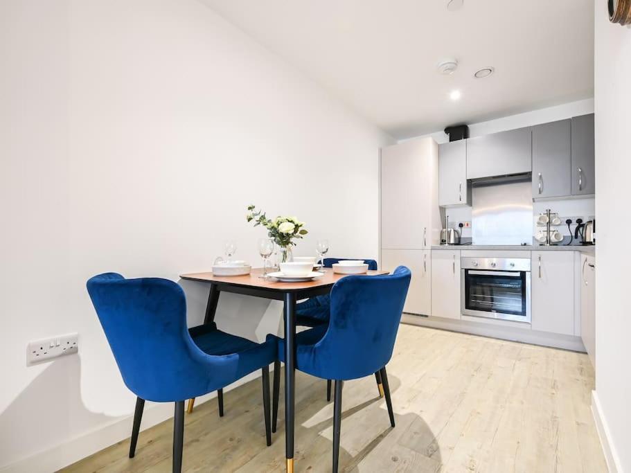Apartment Stylish & Spacious Salford Quays One Bedroom High Floor With Balcony