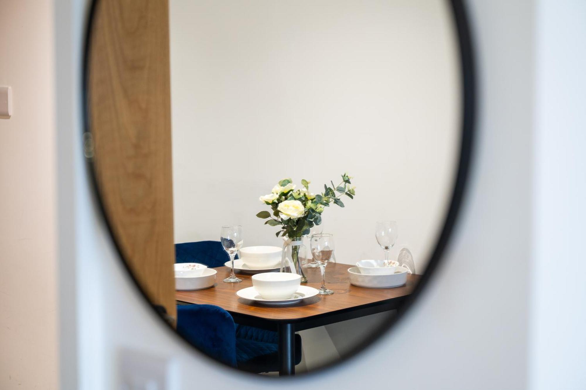 Stylish & Spacious Salford Quays One Bedroom High Floor With Balcony Apartment Manchester