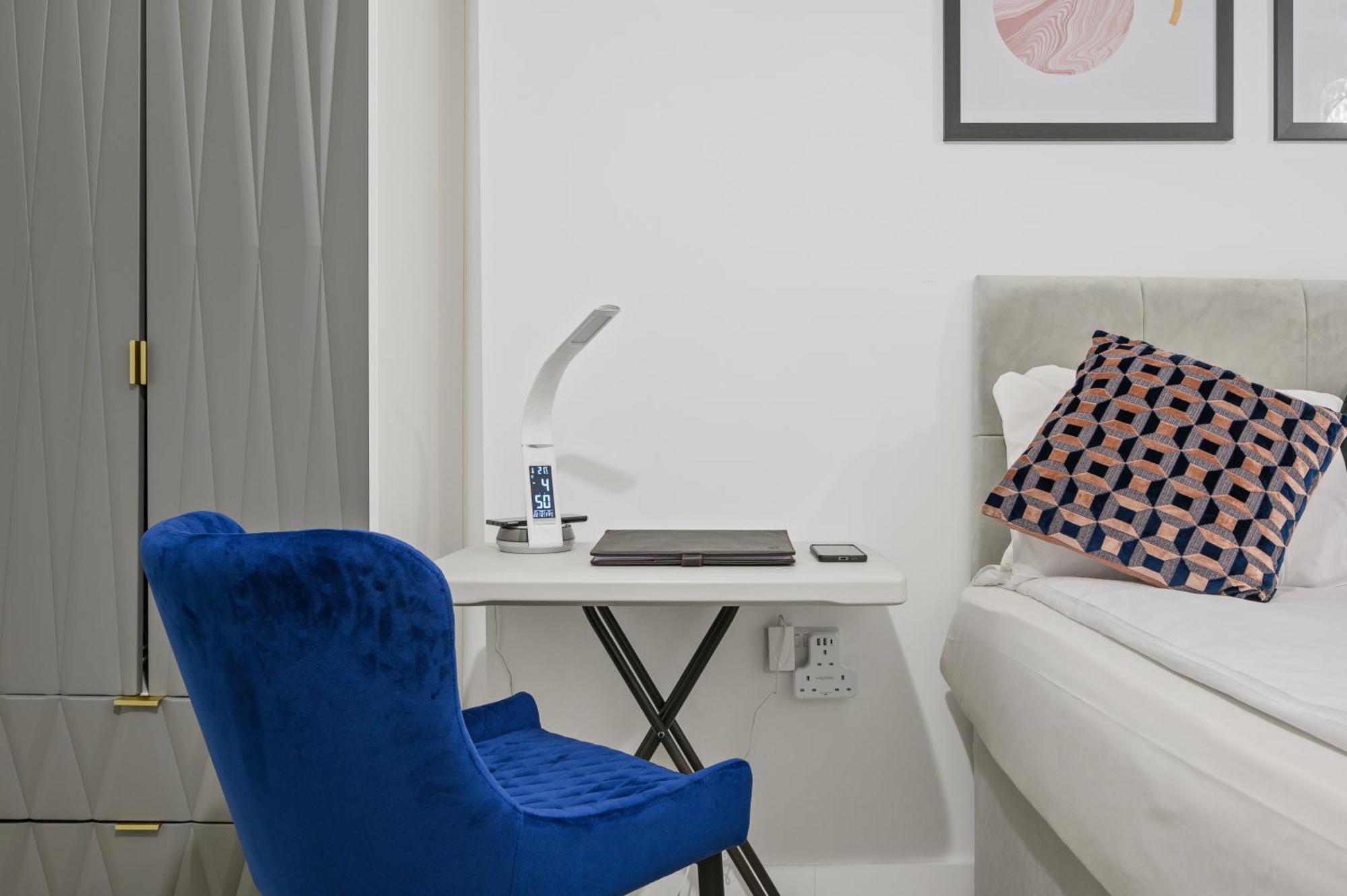 Stylish & Spacious Salford Quays One Bedroom High Floor With Balcony Manchester